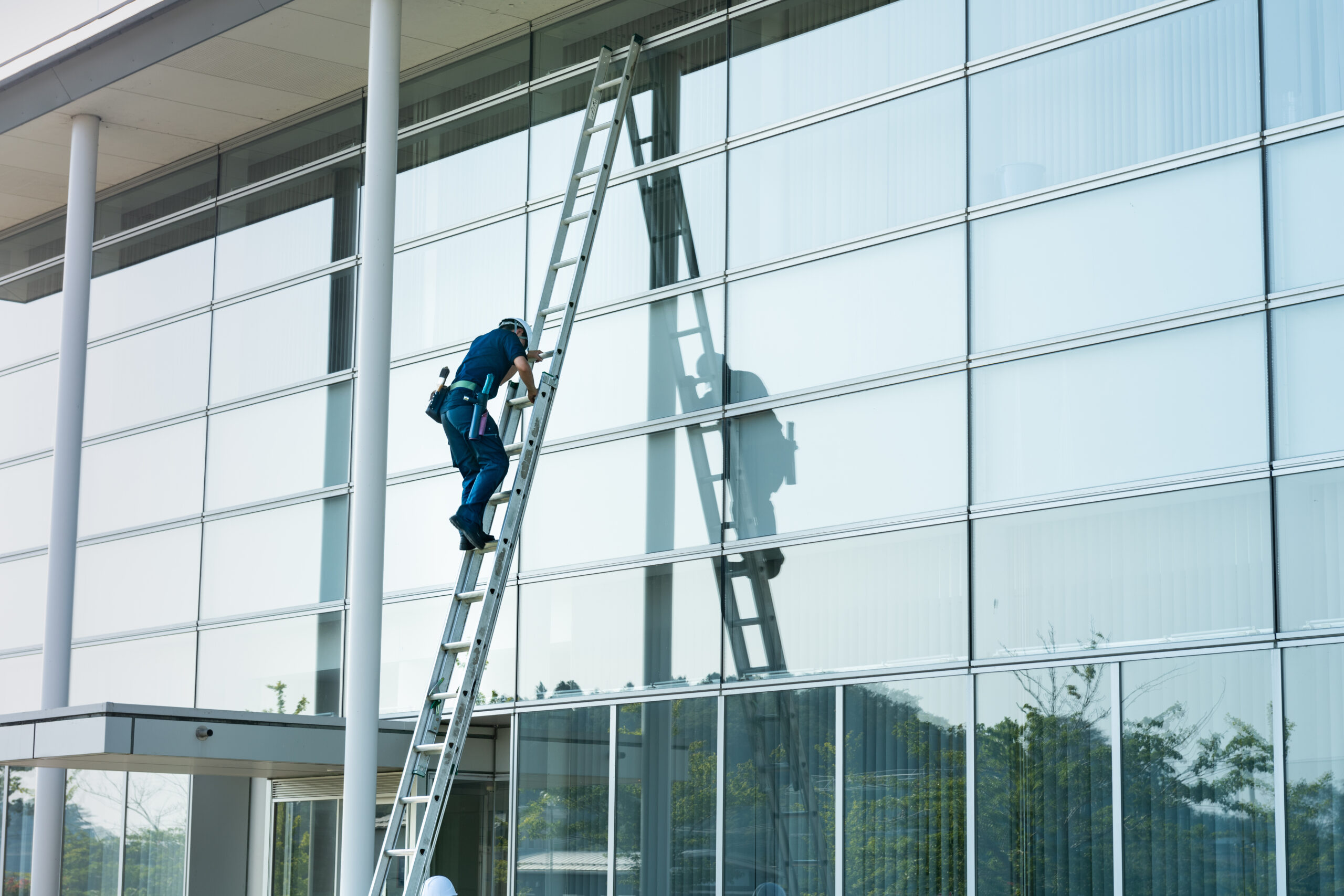 Glasreinigung 2 AdobeStock 446724866 scaled